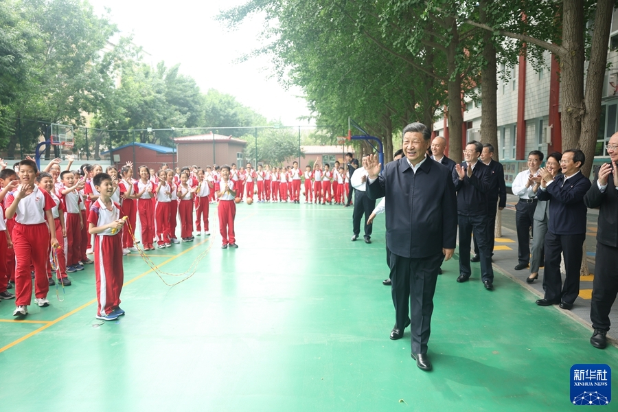 习近平在北京育英学校考察 向全国广大少年儿童祝贺“六一”国际儿童节快乐(图4)